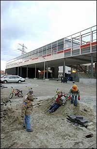 De straten rondom basisschool De Vogels moeten voor de kerst klaar zijn.
					Foto: Hielco Kuipers