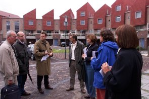 Op het Cornelis van Steenishof wordt stilgestaan bij het tekort aan
					parkeerplaatsen.
Foto: Henk Bouwman